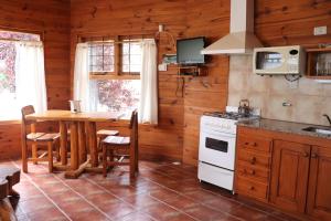 Kuchyň nebo kuchyňský kout v ubytování Cabañas Ruca Carel