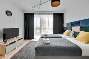 Un pat sau paturi într-o cameră la Apartament Wałowa Shipyard Gdańsk