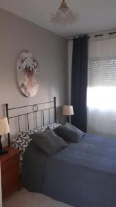 トレモリノスにあるBellamarのベッドルーム(青いベッド1台、窓付)