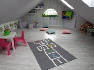 una stanza con tappeto sul pavimento con tavolo e sedie di Platinium a Karwia