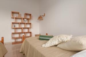 a bedroom with two beds and a book shelf at Ô Bel Ter in Pointe-Noire