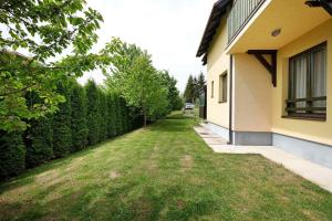 En hage utenfor Apartments Bohemia