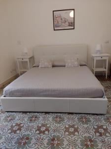 Un pat sau paturi într-o cameră la La Finestra sui Faraglioni