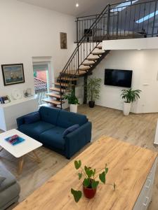 salon z niebieską kanapą i schodami w obiekcie Apartment Andreja, Opatija city center w mieście Opatija