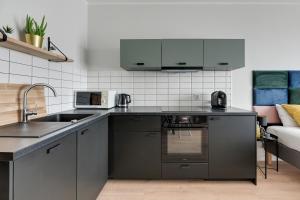 Kuchyňa alebo kuchynka v ubytovaní Apartament Wałowa Stara Stocznia Gdańsk