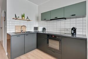 Kuchyňa alebo kuchynka v ubytovaní Apartament Wałowa Stara Stocznia Gdańsk