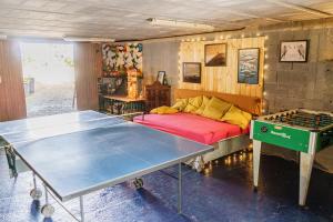 Kemudahan pingpong di Roofless Surf Lodge atau berdekatan