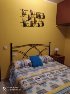 sypialnia z łóżkiem z niebieską poduszką w obiekcie Casa San Miguel free WiFi w mieście Morro del Jable