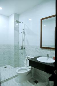 Koupelna v ubytování HOTEL ĐĂNG KHOA 2 NÚI SAM + 21 fotografií