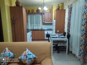salon i kuchnia z kanapą i stołem w obiekcie Casa San Miguel free WiFi w mieście Morro del Jable