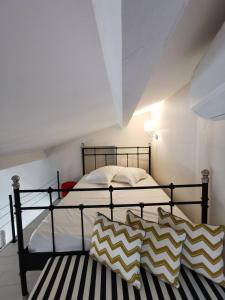 Postel nebo postele na pokoji v ubytování Traverse du Vieux Château