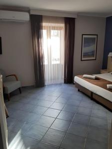 a hotel room with two beds and a window at Hotel Soleluna in Piano di Sorrento