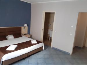a bedroom with a large bed and a bathroom at Hotel Soleluna in Piano di Sorrento