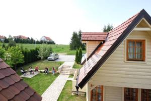 En hage utenfor Apartments Bohemia