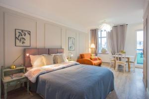 sypialnia z łóżkiem, stołem i krzesłami w obiekcie Apartamenty Świnoujście - Armii Krajowej 11 w Świnoujściu