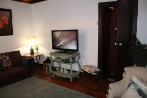 a living room with a flat screen tv on a table at Casa Cecí Douro in Cidadelhe