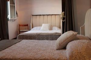 una camera con due letti e un cuscino su un letto di Casa Cecí Douro a Cidadelhe