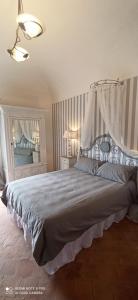 Un pat sau paturi într-o cameră la B&B Il Cardinale