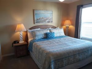 Tempat tidur dalam kamar di Sandpeddler Inn and Suites