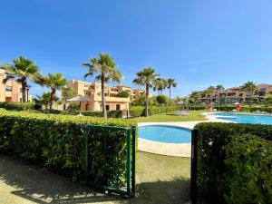 Bazén v ubytovaní Casares Beach Golf Apartment With Private Garden Direct Pool Access alebo v jeho blízkosti