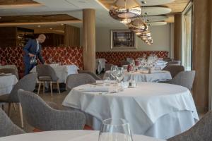Reštaurácia alebo iné gastronomické zariadenie v ubytovaní Ciampedie Luxury Alpine Spa Hotel