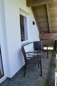 um alpendre com uma mesa e cadeiras e um piano em Rudi Hiti's Guest House em Bled