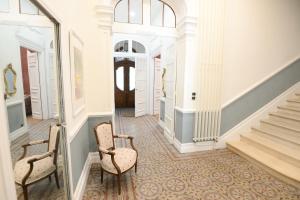 - un couloir d'une maison avec deux chaises et des escaliers dans l'établissement La Maison de L' Ambassadeur Carcassonne B&B, à Carcassonne 91 autres photos