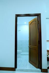 an open door with a view of the ocean at HOTEL ĐĂNG KHOA 1 NÚI SAM in Chau Doc