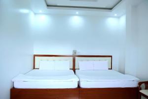 two beds sitting next to each other in a room at HOTEL ĐĂNG KHOA 1 NÚI SAM in Chau Doc