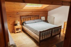En eller flere senge i et værelse på Roofless Surf Lodge