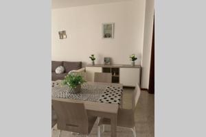 una sala da pranzo con tavolo e sedie di Lario Promenade: family friendly apartment in Como a Como