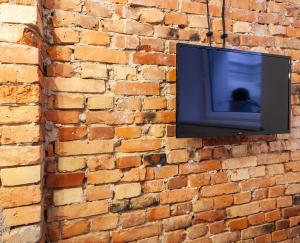 Televízia a/alebo spoločenská miestnosť v ubytovaní UNDERGROUND GDYNIA