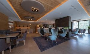 Posedenie v ubytovaní Ciampedie Luxury Alpine Spa Hotel