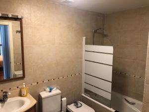 Koupelna v ubytování Apartamentos Las Margas Golf Formigal Ordesa