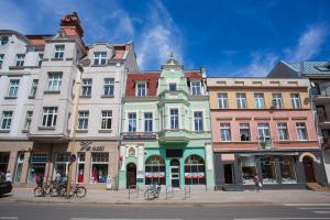 grupa budynków na ulicy miejskiej w obiekcie Apartamenty Świnoujście - Armii Krajowej 11 w Świnoujściu
