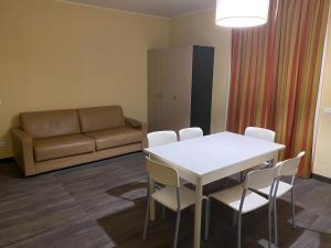 A seating area at Appartamento IL POGGIO