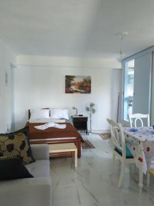 Ένα ή περισσότερα κρεβάτια σε δωμάτιο στο Sissy Apartments by the sea