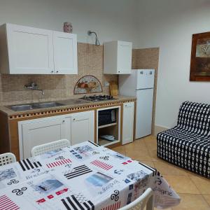 A kitchen or kitchenette at Casa dei filodendri