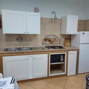 A kitchen or kitchenette at Casa dei filodendri