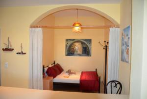 a bedroom with a bed in a room with an archway at Vineyards Hill Villa in Megalokhori