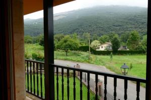 vistas a la carretera desde el balcón de una casa en Casa Elena (Chalet individual en Valle de Ruesga) en Valle
