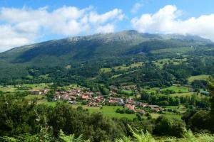un pequeño pueblo en un valle con una montaña en Casa Elena (Chalet individual en Valle de Ruesga) en Valle