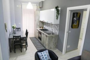 a kitchen and dining room with a table and a stove at Casa Mitch in Catania