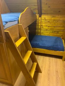 Poschodová posteľ alebo postele v izbe v ubytovaní Chata Kurinec