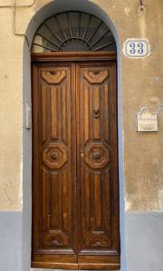 チェファルにあるBalcone Eleonoraの看板のある建物内の木製ドア