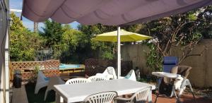 ラ・クロにあるMaison neuve avec jardin au calmeの白いテーブルと椅子