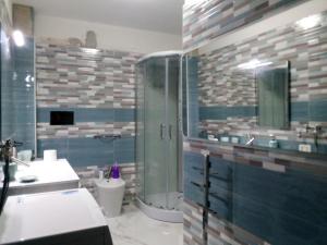 y baño con ducha, lavabo y aseo. en La Locanda Del Vagabondo, en Villalfonsina