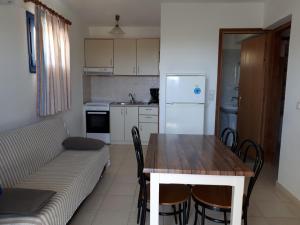 Kuchyňa alebo kuchynka v ubytovaní Akti Rooms + 37 fotografií