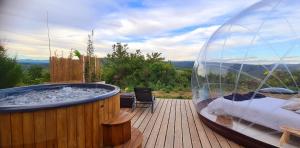 bañera de hidromasaje en una terraza con cúpula de cristal en Hébergements insolites - Détente en Luberon en Viens