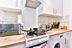 Gallery image of West Ealing Serviced Apts- 2 Bedroom 2 Bath Parking Near Station with Off Street Parking By 360Stays in Ealing